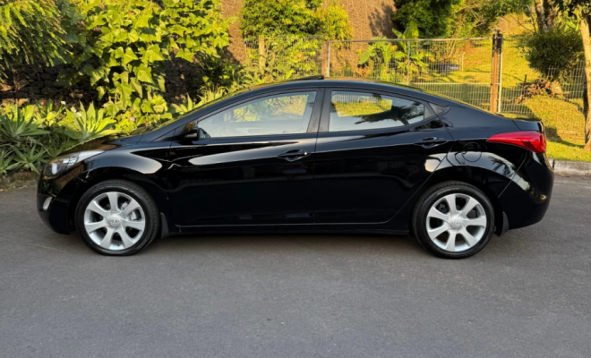 Hyundai Elantra GLS 1.8 16V Aut. 2012 Gasolina-11