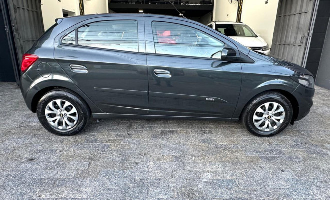 GM - Chevrolet ONIX HATCH LT 1.0 8V FlexPower 5p Mec. 2017 Flex-9