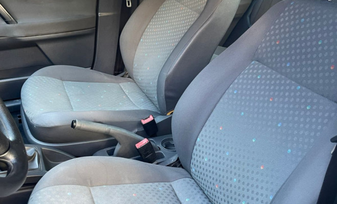 VW - VolksWagen Polo Sedan 1.6 2004  100% FINANCIADO-6