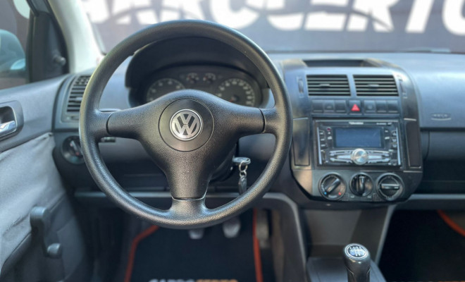 VW - VolksWagen Polo Sedan 1.6 2004  100% FINANCIADO-5