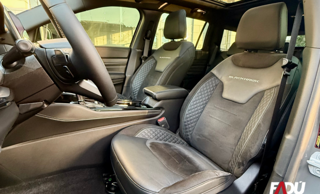 Jeep Commander Black Hurricane 2.0 4x4 TB Aut 2025 Gasolina-2