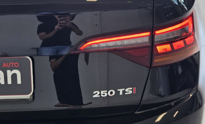 VW - VolksWagen JETTA Comfort. 250 TSI 1.4 Flex 16v Aut. 2019 Flex-4