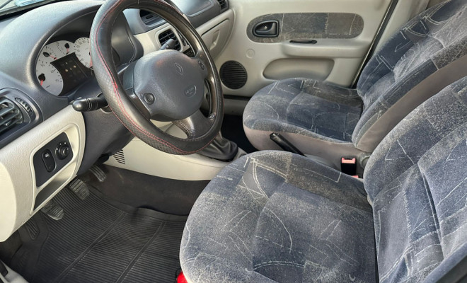 Renault Clio Sed. 1.6 Privilège - 2005-8