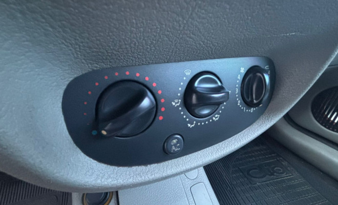 Renault Clio Authentique 1.0 8V 3p 2004 Gasolina-7