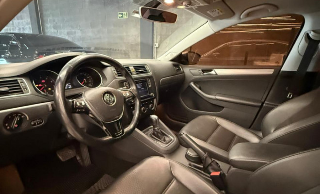 VW - VolksWagen JETTA Comfortline 1.4 TSI 16V 4p Aut. 2017 Gasolina-0