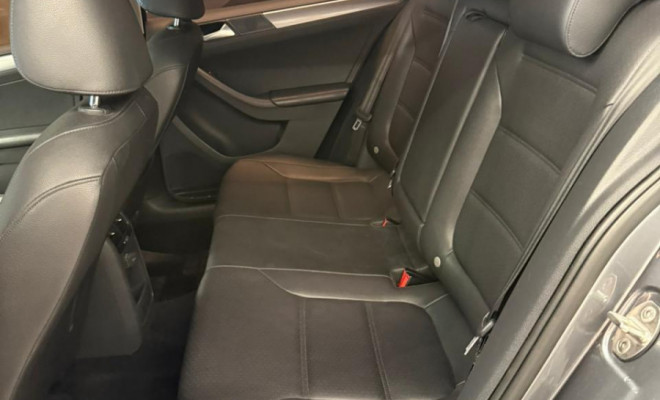 VW - VolksWagen JETTA Comfortline 1.4 TSI 16V 4p Aut. 2017 Gasolina-4