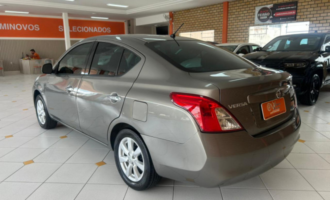 Nissan VERSA SL 1.6 16V Flex Fuel 4p Mec. 2014 Flex-4