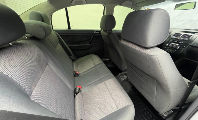 VW - VolksWagen Polo Sed. COMFORT. 1.6 Mi Tot. Flex 8v 2011 Flex-7