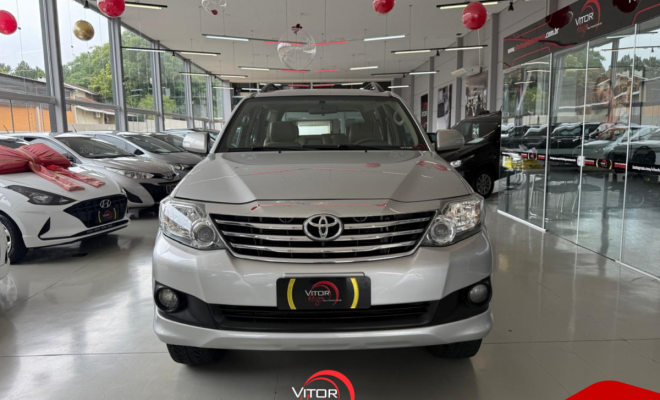 Toyota Hilux SW4 SR 4x2 2.7/ 2.7 Flex 16V Aut. 2013 Flex-10