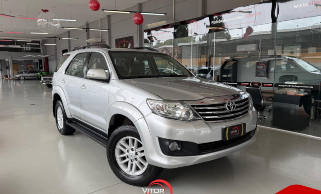 Toyota Hilux SW4 SR 4x2 2.7/ 2.7 Flex 16V Aut. 2013 Flex