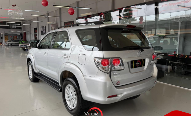 Toyota Hilux SW4 SR 4x2 2.7/ 2.7 Flex 16V Aut. 2013 Flex-8