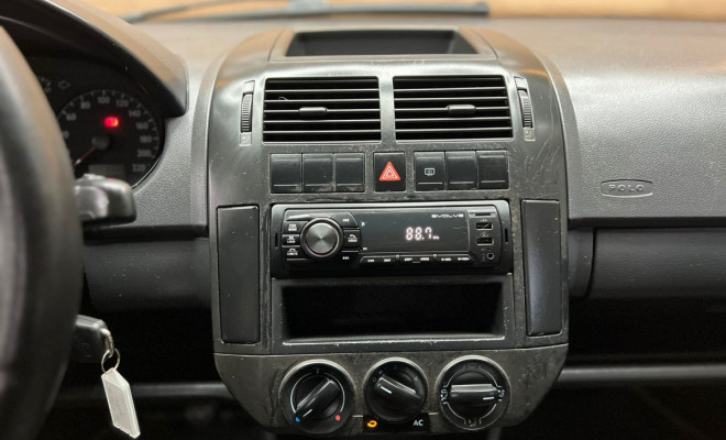 VW - VolksWagen Polo Sedan 1.6 Mi Total Flex 8V 4p 2006 Flex-8