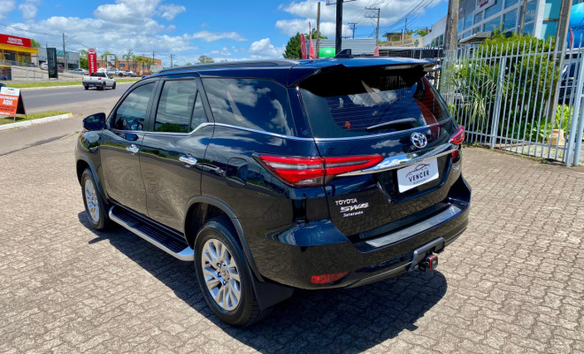 Toyota Hilux SW4 SRX 4x4 2.8 TDI 16V Dies. Aut. - 2021-2