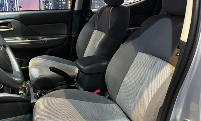 Mitsubishi L200 Tri. Outd. GLX 2.4 CD 4x4 Die. Mec. 2022 Diesel-9