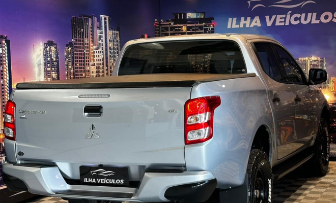 Mitsubishi L200 Tri. Outd. GLX 2.4 CD 4x4 Die. Mec. 2022 Diesel-12