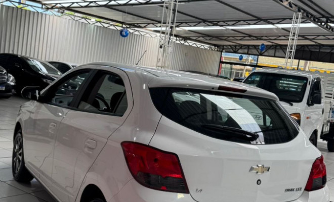 GM - Chevrolet ONIX HATCH LTZ 1.4 8V FlexPower 5p Mec. 2016 Flex-16