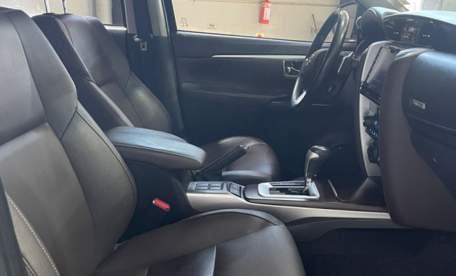 Toyota Hilux SW4 SRX 4x4 2.8 TDI 16V Dies. Aut. 2020 Diesel-3