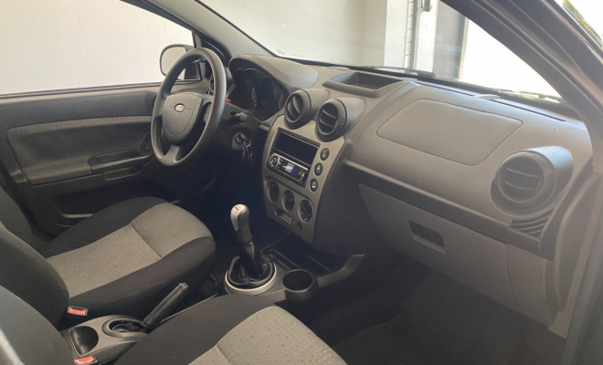 Ford Fiesta Sedan 1.6 2013-7