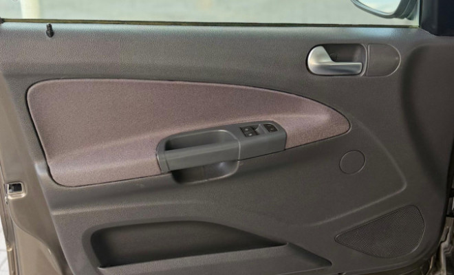 VW - VolksWagen VOYAGE TREND 1.6 Mi Total Flex 8V 4p 2009 Flex-6