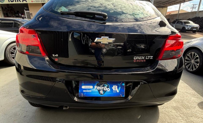 GM - Chevrolet ONIX HATCH LTZ 1.4 8V FlexPower 5p Mec. 2013 Flex-0