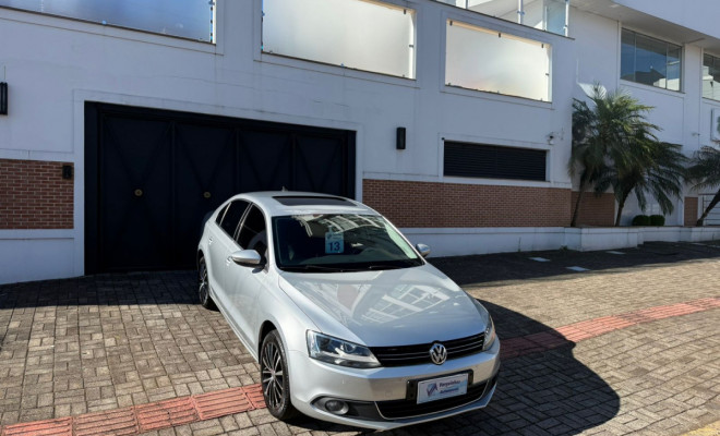 VW - VolksWagen JETTA Highline 2.0 TSI 16V 4p Tiptronic 2013 Gasolina-0