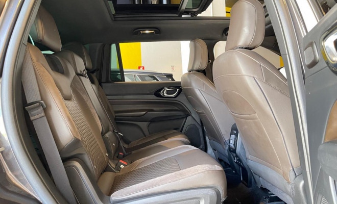 Jeep Commander Overland Hurricane 2.0 4x4 TB Gasolina Aut 2025-16