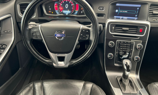Volvo S60 T-5 R-DESIGN 2.0 240cv 4p 2014 Gasolina-12