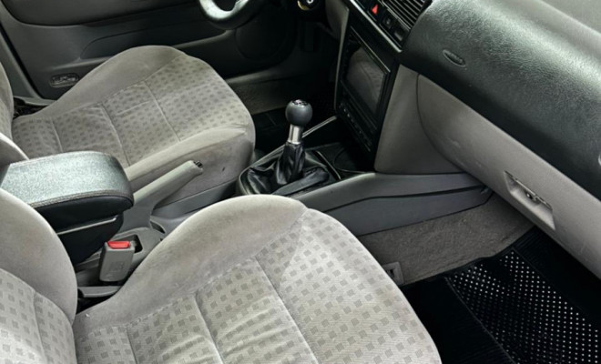 VW - VolksWagen Golf 2.0/ 2.0 Mi Flex Aut/Tiptronic. 2001 Flex-4