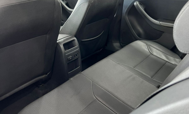 VW - JETTA Comfortline 2.0 8V 4p Tiptronic 2012 Flex-3