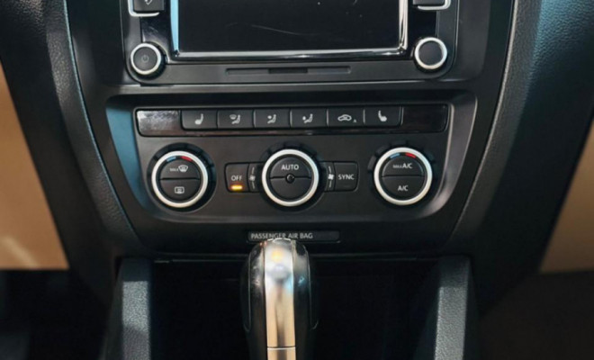 VW - VolksWagen JETTA Highline 2.0 TSI 16V 4p Tiptronic 2013 Flex-12