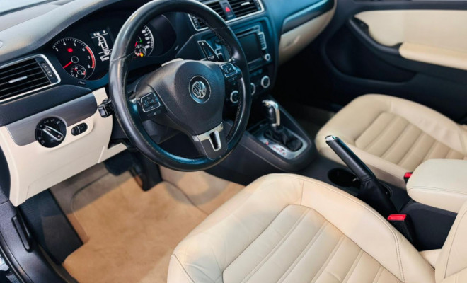 VW - VolksWagen JETTA Highline 2.0 TSI 16V 4p Tiptronic 2013 Flex-7