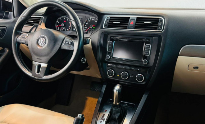 VW - VolksWagen JETTA Highline 2.0 TSI 16V 4p Tiptronic 2013 Flex-10