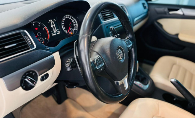 VW - VolksWagen JETTA Highline 2.0 TSI 16V 4p Tiptronic 2013 Flex-6