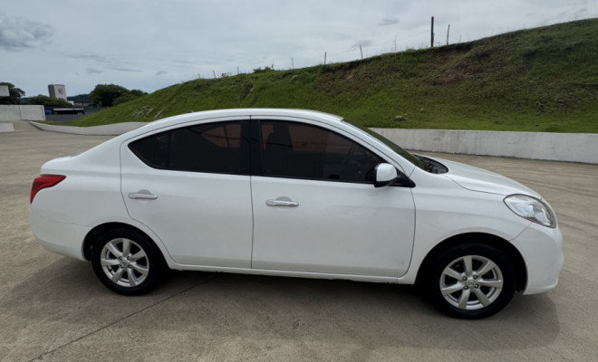 Nissan VERSA SL 1.6 16V Flex Fuel 4p Mec. 2014 Flex-1