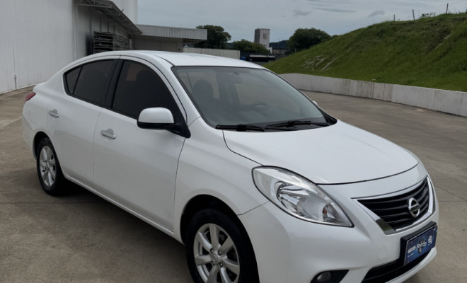 Nissan VERSA SL 1.6 16V Flex Fuel 4p Mec. 2014 Flex-0
