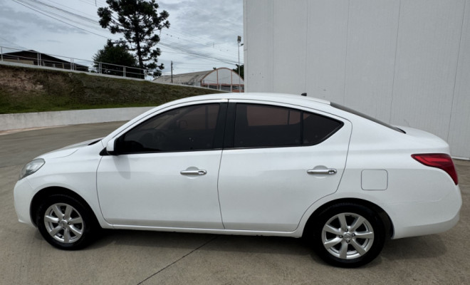 Nissan VERSA SL 1.6 16V Flex Fuel 4p Mec. 2014 Flex-3