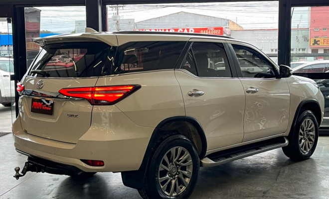 Toyota Hilux SW4 SRX 4x4 2.8 TDI-3