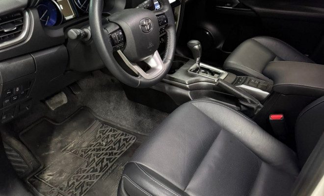 Toyota Hilux SW4 SRX 4x4 2.8 TDI-4