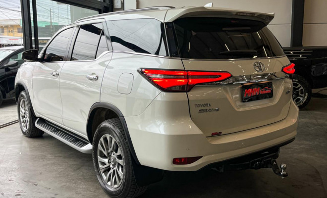 Toyota Hilux SW4 SRX 4x4 2.8 TDI-1