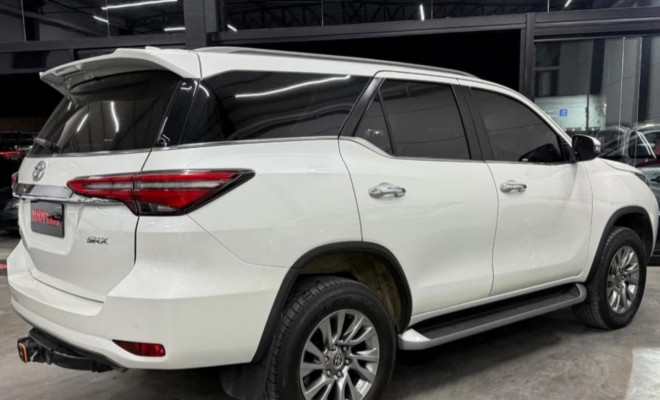 Toyota Hilux SW4 SRX 4x4 2.8 TDI-1