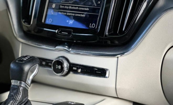 Volvo XC 60 T-5 MOMENTUM 2.0 254cv AWD 5p 2018 Gasolina-10