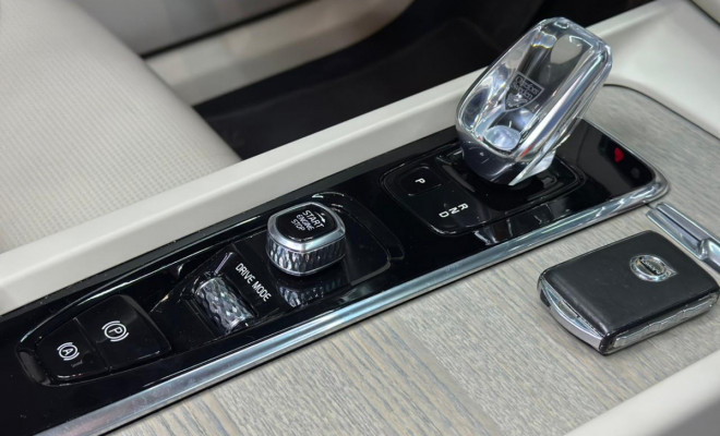 Volvo XC 60 T-8 R-DESIGN 2.0 (Híbrido) 2020 Híbrido-8