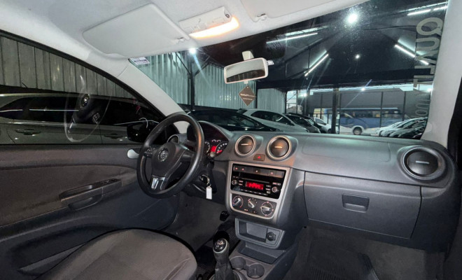 VW - VolksWagen Gol (novo) 1.0 Mi Total Flex 8V 4p 2014 Flex-8