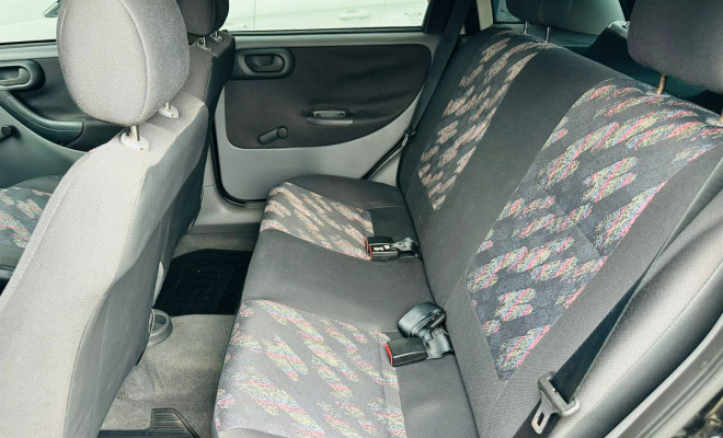 GM - Chevrolet Corsa Hatchback 1.0 MPFI 8V 71cv 5p 2004 Gasolina-8