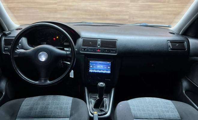 REPASSE - VW - VolksWagen Golf 1.6Mi/ 1.6Mi Gener./Black & Silver 2004 Gasolina-4