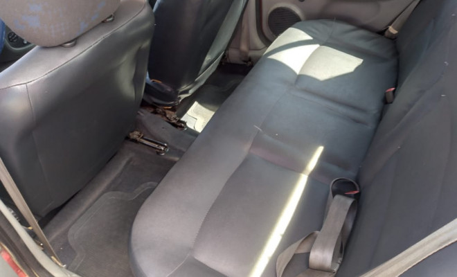 Renault Clio Sedan RN/ Expression 1.6 16V 4p 2005 Gasolina-10