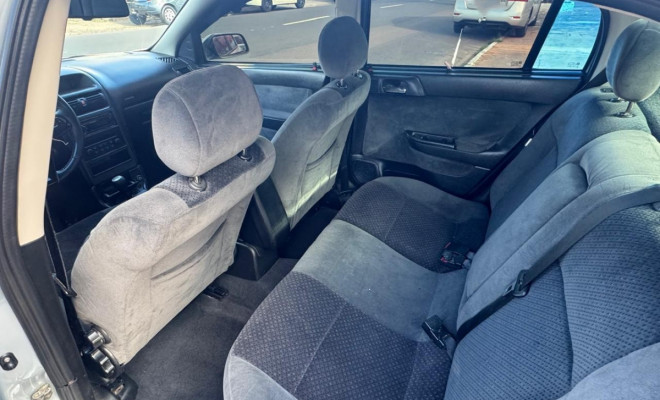 GM - Chevrolet Astra Sedan 2.0/CD/ Expres.GLS 2.0 8V 4p 2005 Flex-11