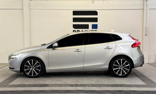 Volvo V40 T-4 MOMENTUM 2.0 Aut. 2018 Gasolina-0