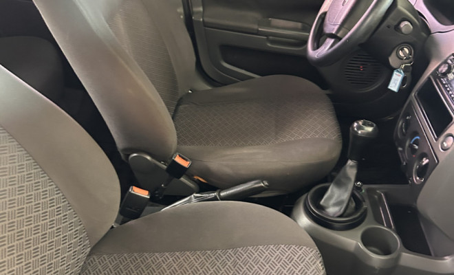 Ford Fiesta Sed. Personnalité 1.0 8V 4p 2006 Gasolina-2