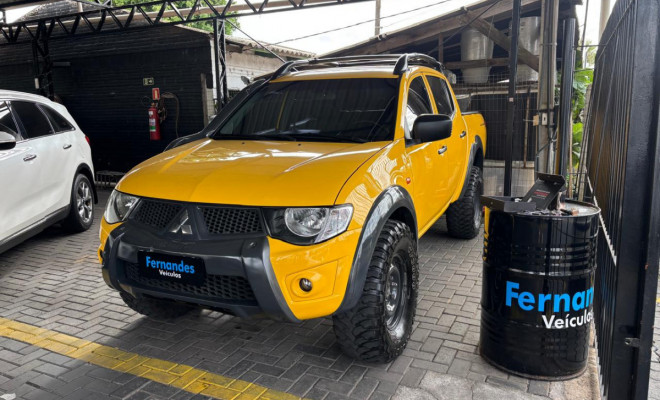 Mitsubishi L200 Triton Savana 3.2 CD TBI Dies. Mec. 2015 Diesel-0